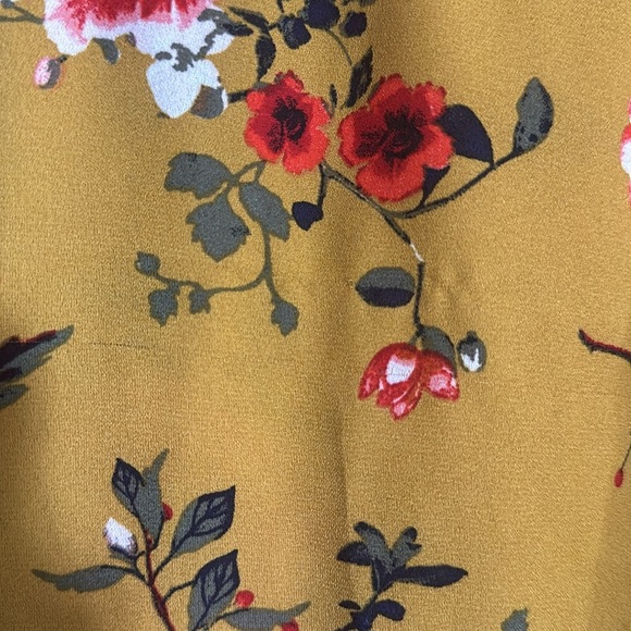 Justify V-Neck Yellow Floral Pattern Blouse 1x - Picture 7 of 10